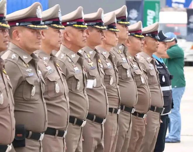AG九游會泰國警服顏色款式設(shè)計的挺帥但卻考驗身材救人要緊不能只耍帥(圖3)